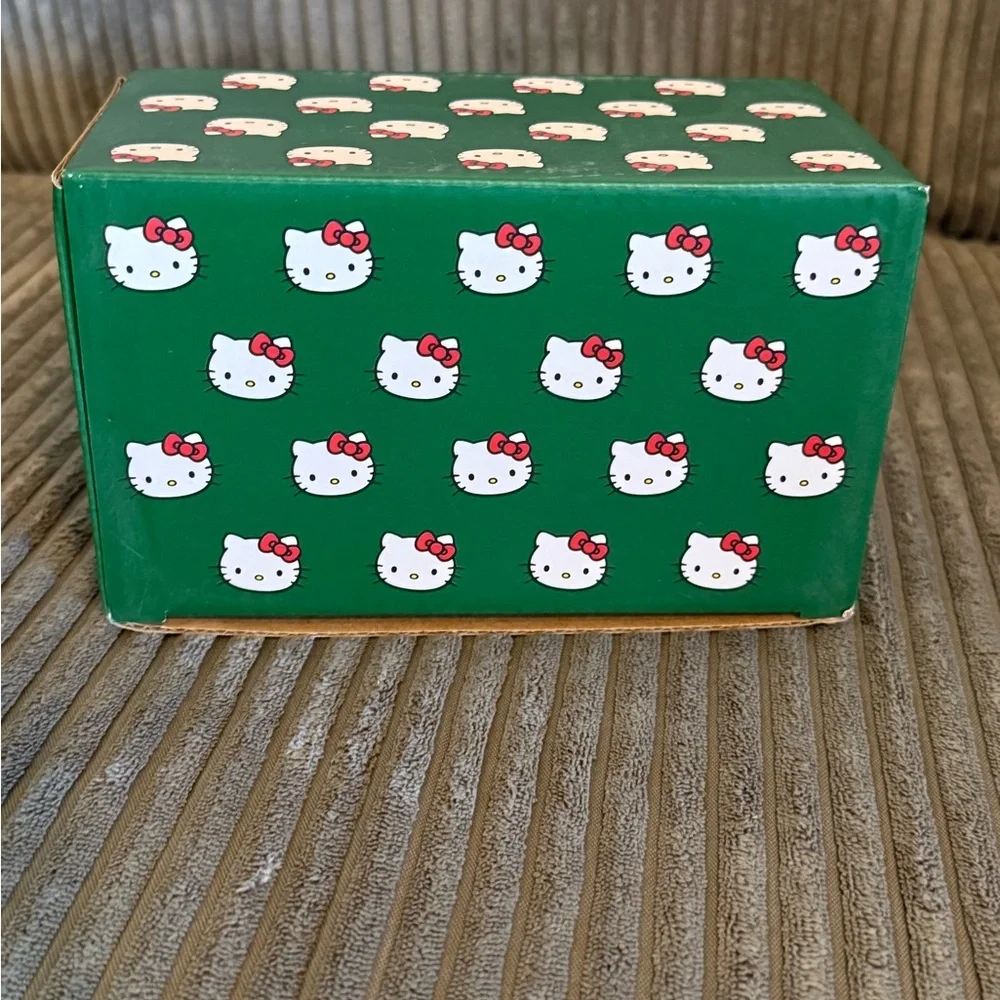 Sanrio Hello Kitty St. Patrick’s Day Salt & Pepper Shakers NWT - Picture 3 of 8